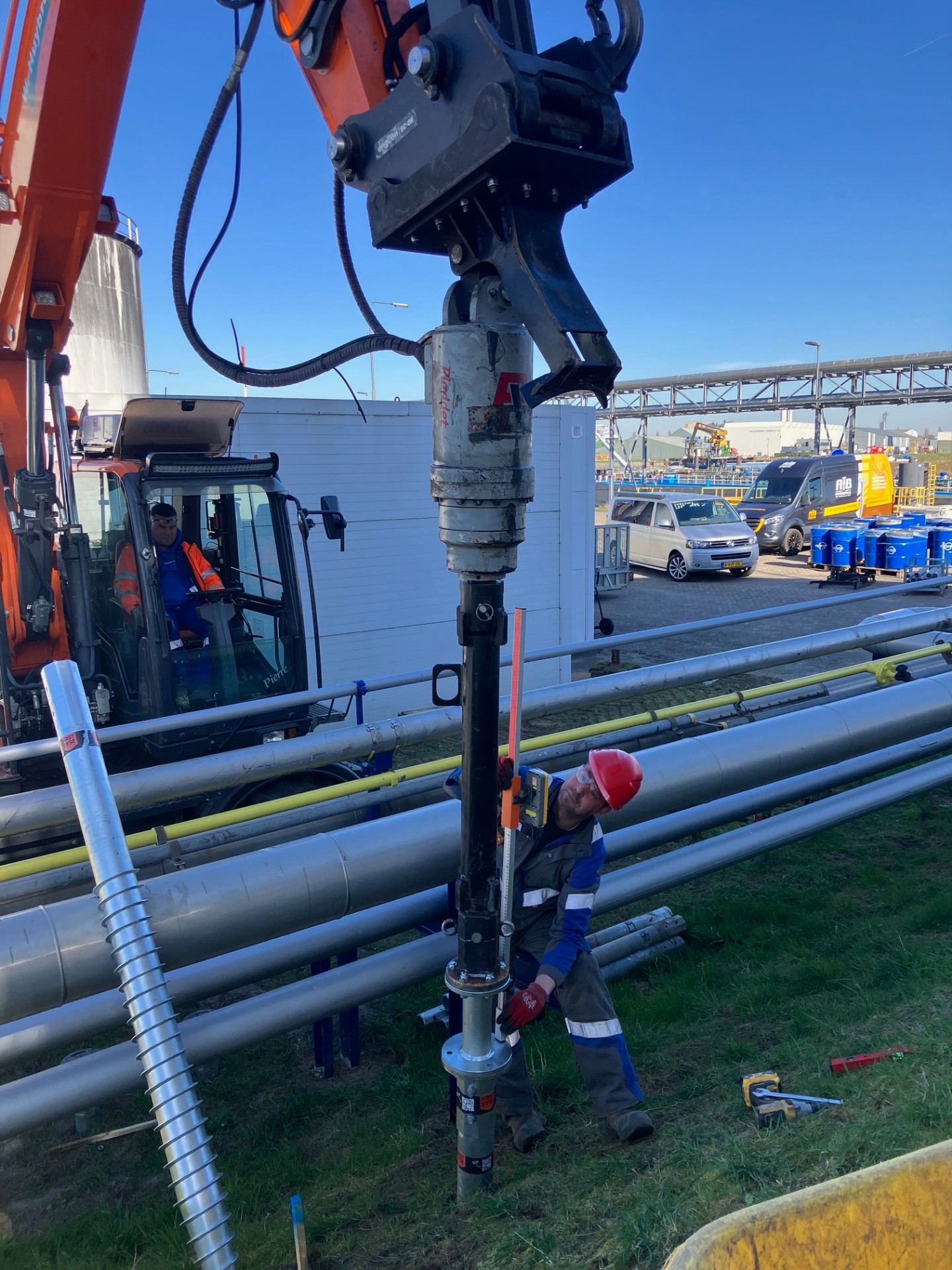 Hydraulische installatie van schroefpaal in industrieel pijpleidingtracé