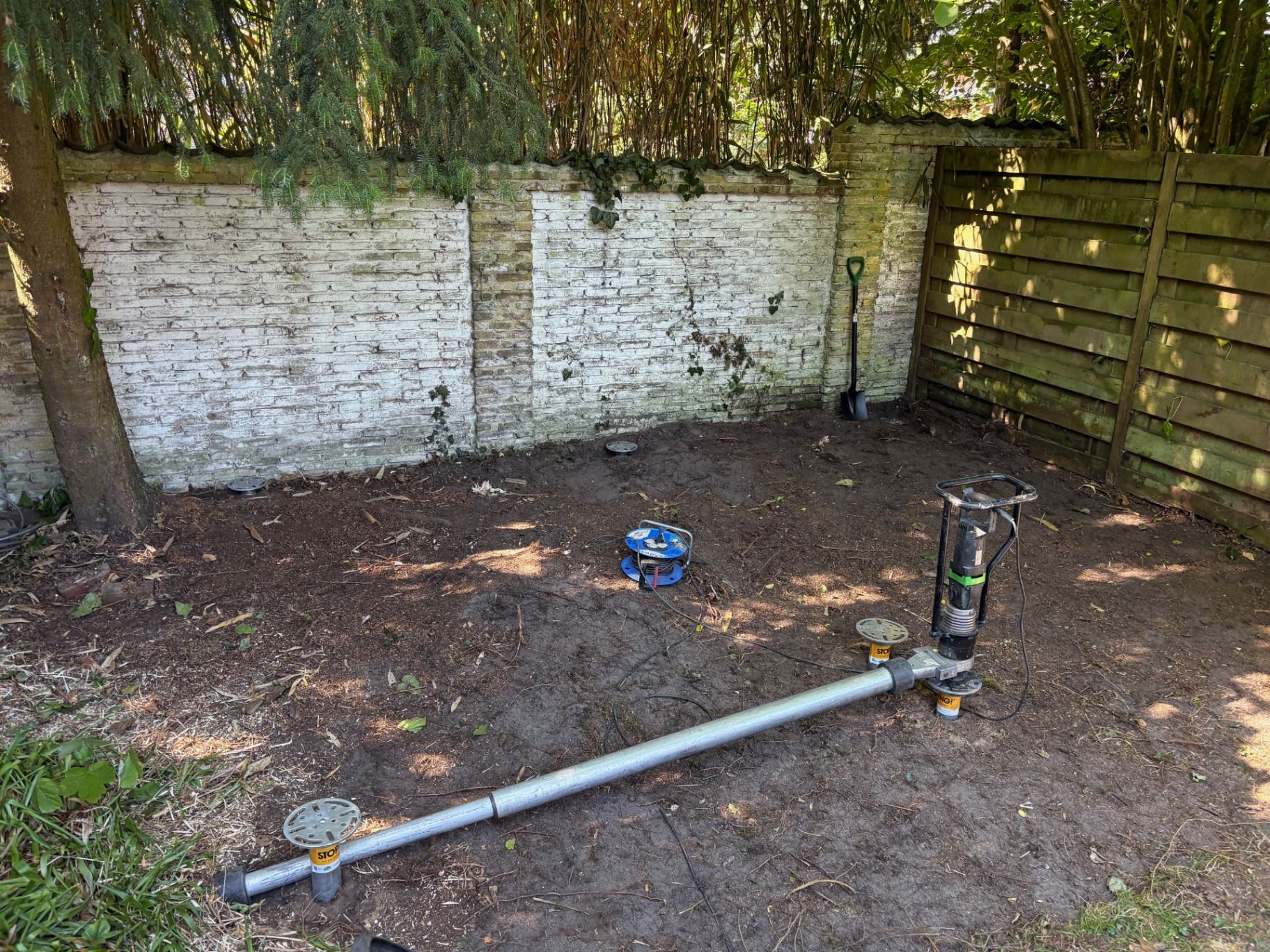 Geplaatste schroefpalen in achtertuin, klaar voor opbouw